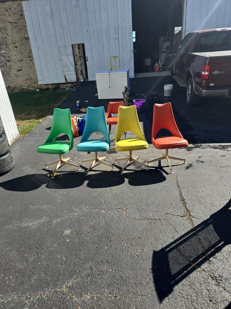 4 Retro Chairs, Restaurant?
