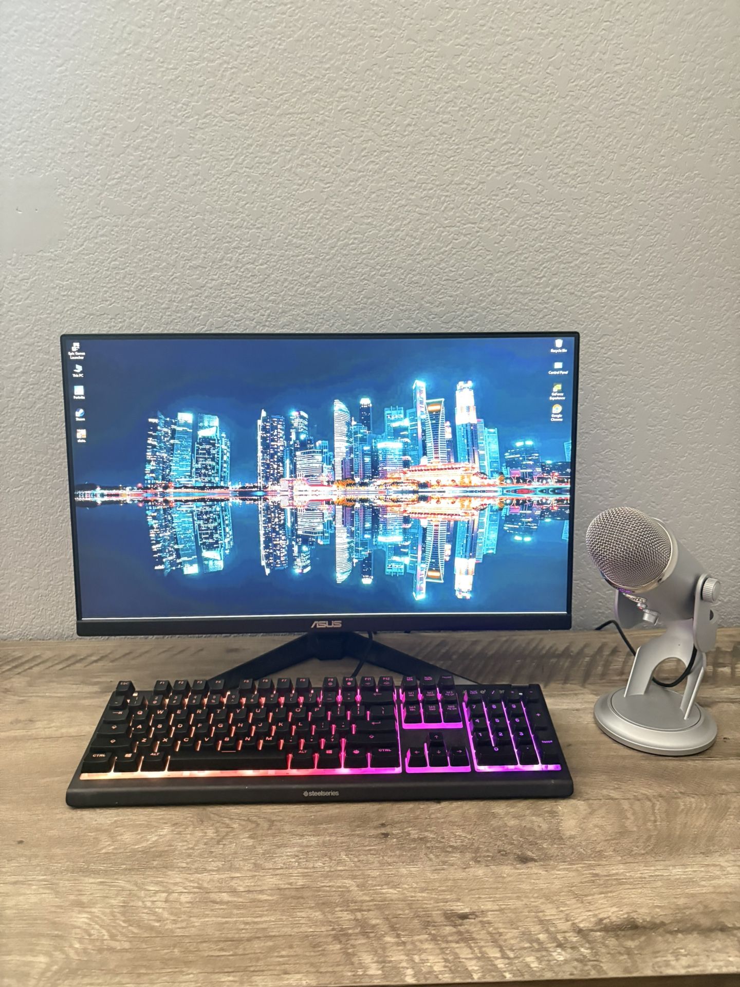 180 hz Gaming Monitor, Steel series keyboard, yeti mic