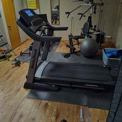 NORDICTRACK COMMERCIAL 1750 TREADMILL ( LIKE NEW & DELIVERY AVAILABLE TODAY)