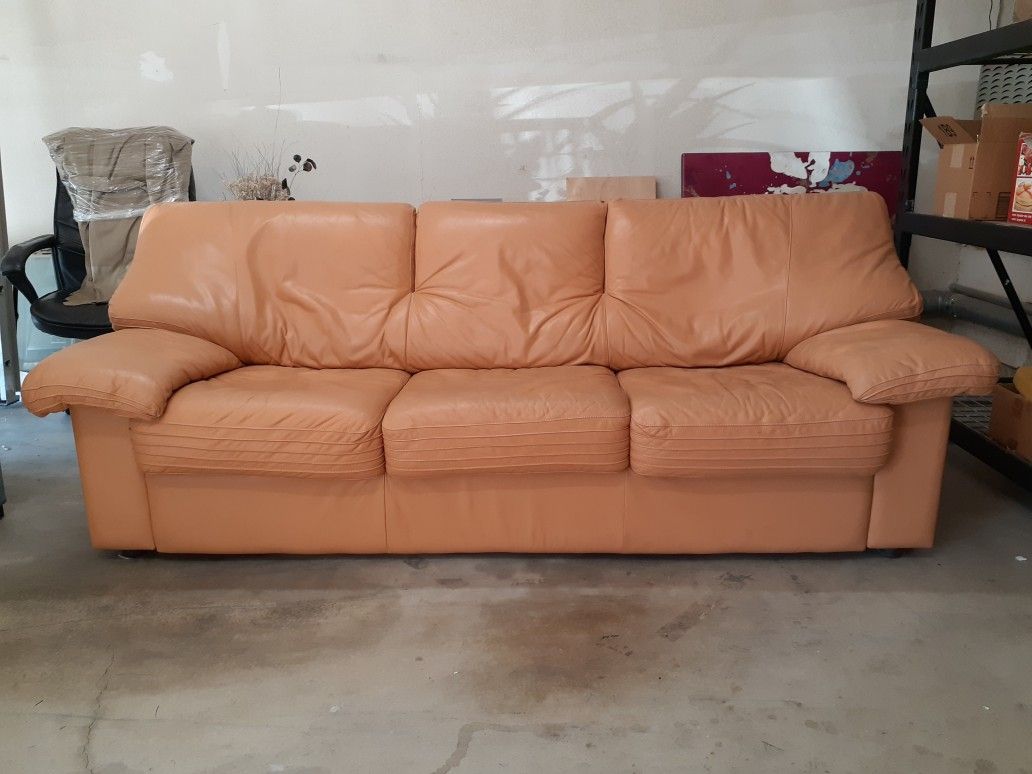 Plummers Sahara Leather Tan Couch MUST GO 10/23/20, $80 Negotiable, Diamond Bar