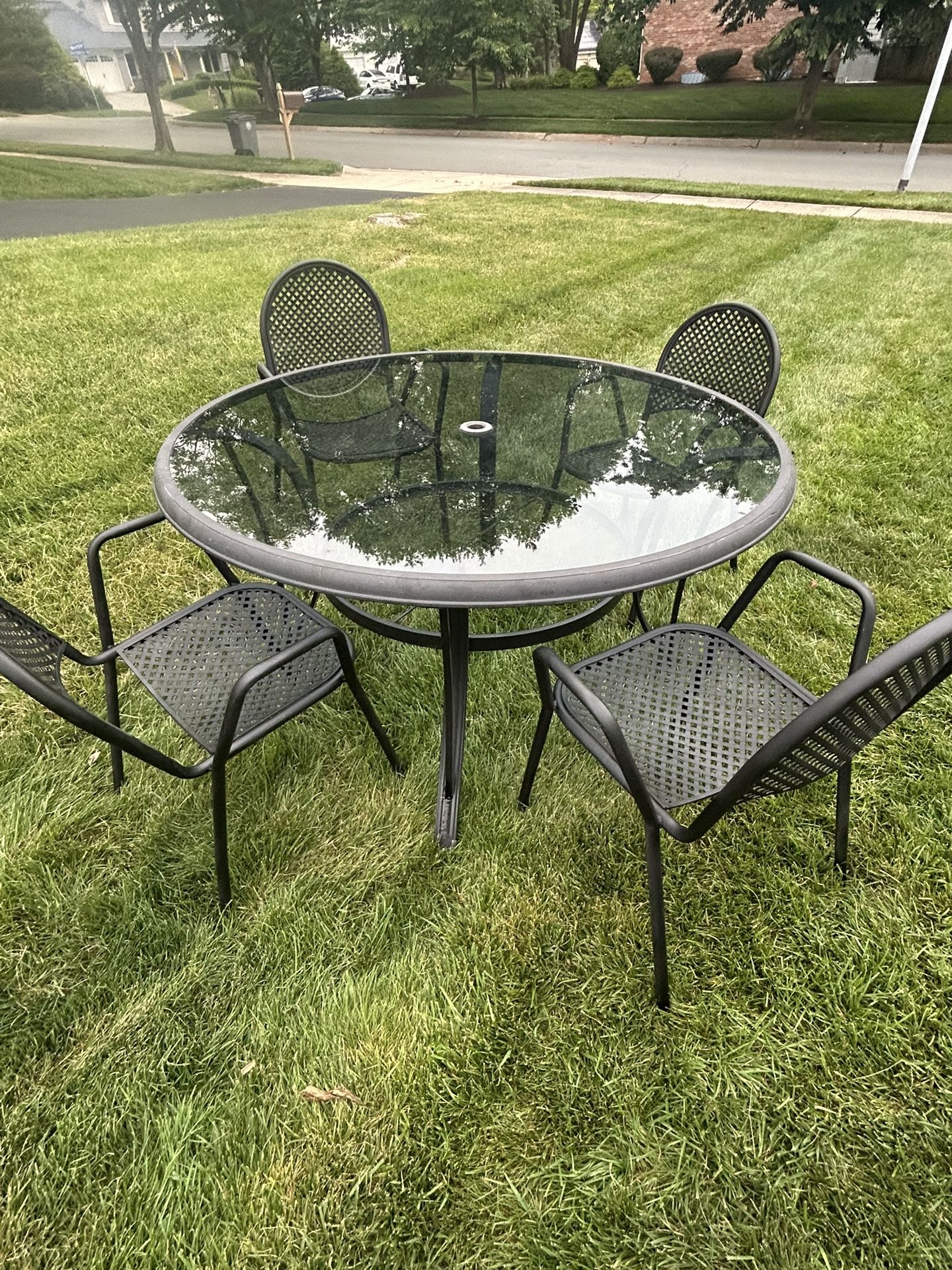 Beautiful Round Glass Top table With 4 Metal Chairs