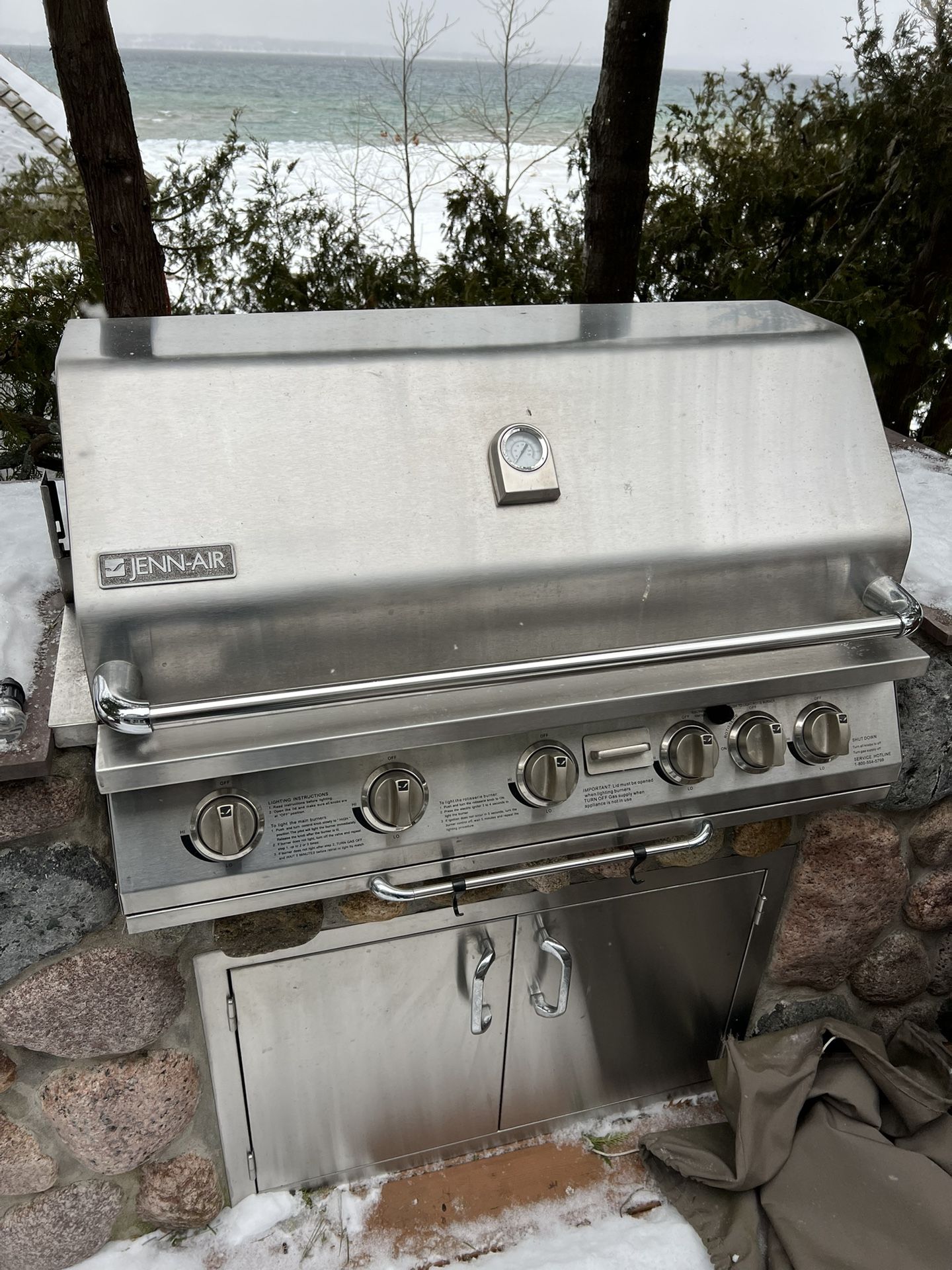 Jenn Air 36”, 5 Burner Built In Propane Grill.