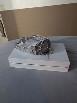 Luxurious Watch (Best Offer)