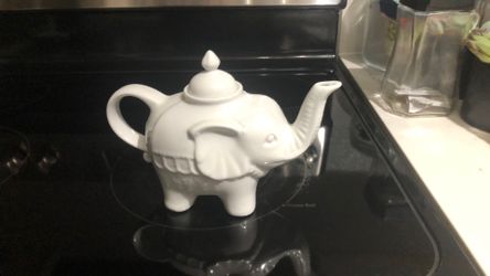 White Por Leon Elephant Microwave, dishwasher and oven safe