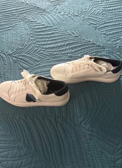 New Kate Spade New York women sneakers, size 7.5 B
