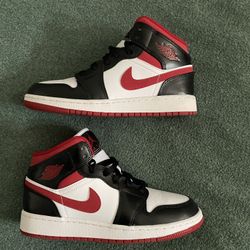 Jordan 1 Mid