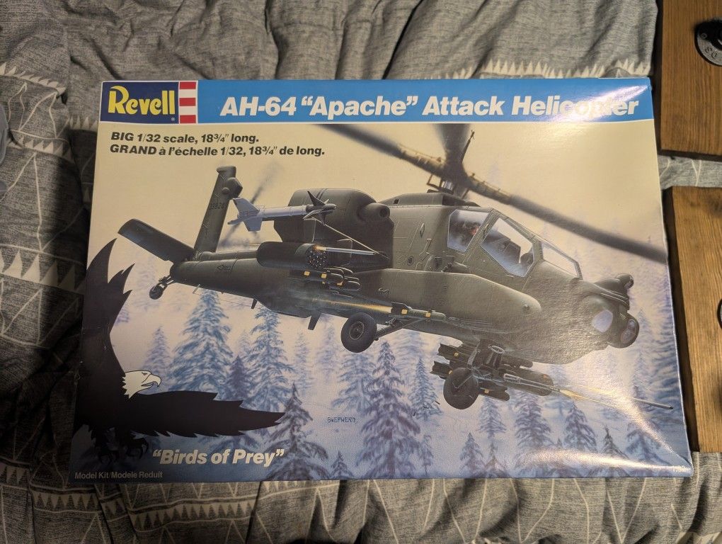 Revell AH-64 Apache Attack Helicopter 1:32 Scale Model Kit 4575