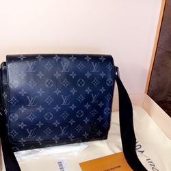 Louis Vuitton Mens Bag for Sale in Costa Mesa, CA - OfferUp