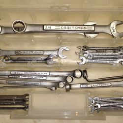 30 PIECE CRAFTSMAN WRENCH SET , COMES WITH CASE 