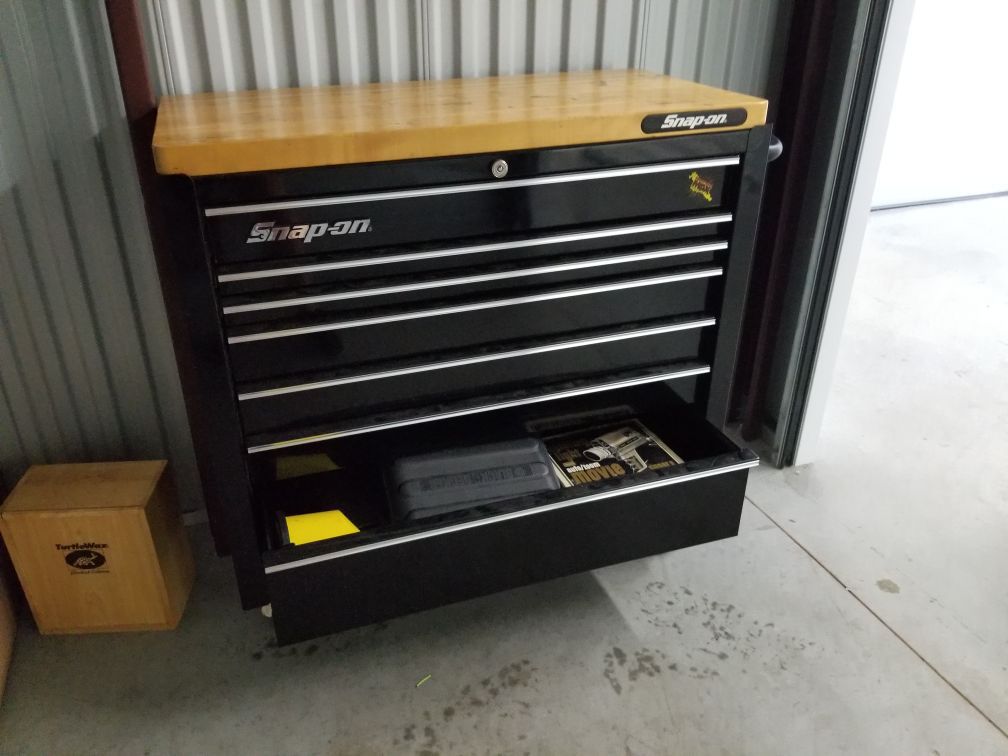 Snap on rolling tool chest