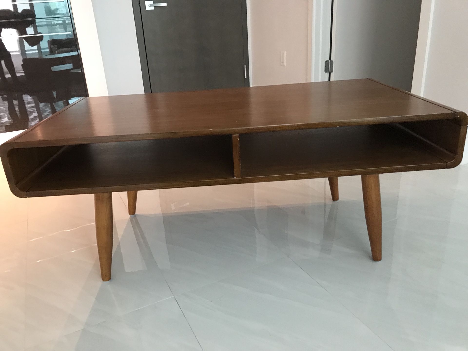 CURTIS COFFEE TABLE //.