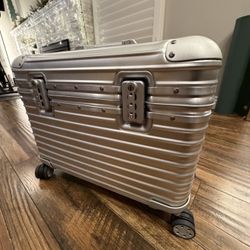 Rimowa 2025 Pilot w/ receipt + dust bag + lifetime warranty - Excellent Condition 