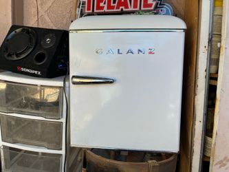 A HOME DEPOT $299 MEDIUM SIZE REFRIGERATOR WITH FREEZER $40
