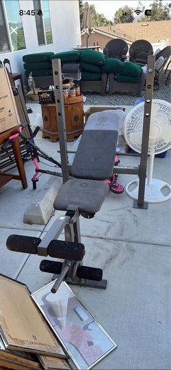 Bench press workout machine with bar