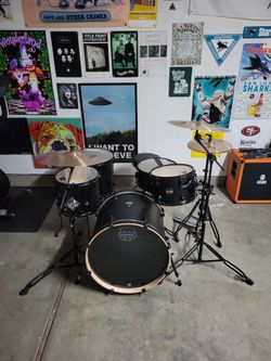 Mapex Drumset (Black)