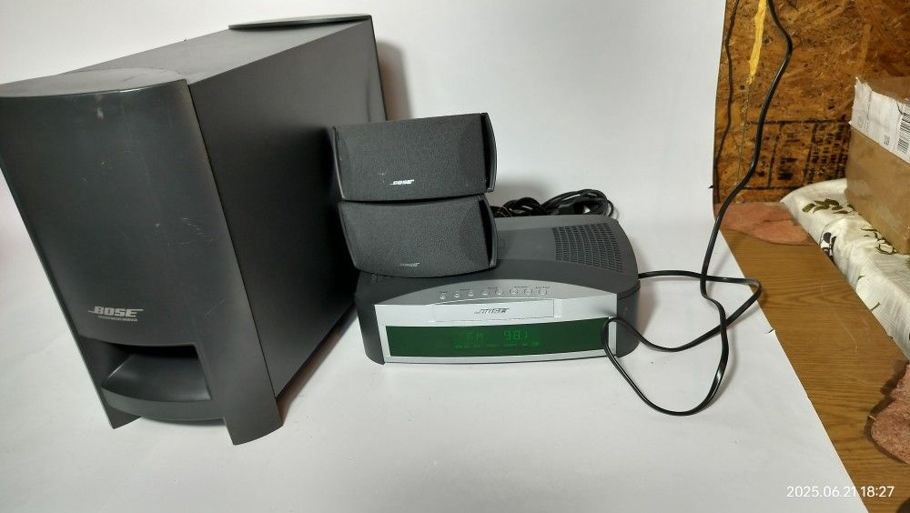 BOSE AV3-2-1 Series DVD/CD Media Center w Powered Sub & Speakers Bundle. No remote.
Works and sounds great
