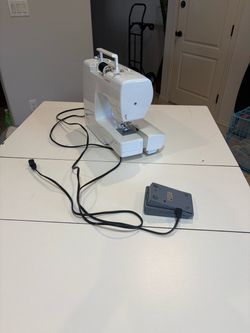 Singer Sewing Machine with Foot Pedal
