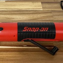 Snap-on Stocking Stuffer, Crank Flashlight, Radio, Weather And Siren