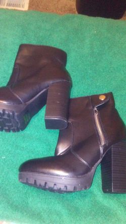 Women Boots Size 6/12