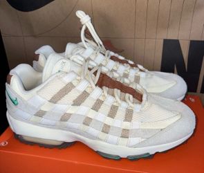 Air max 95 gold shoe size 10.5 Nike