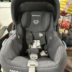 Uppa baby Mesa car seat With Base, in great condition, no accidents, comes with booster pad for elevated seats