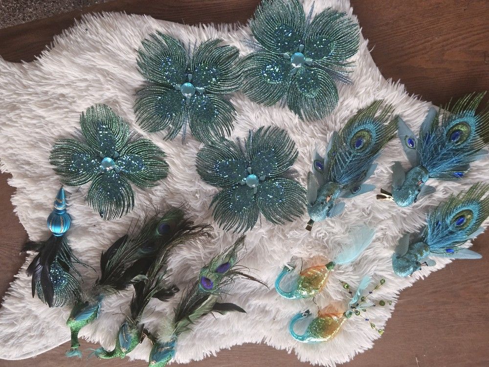 13 turquoise & green peacock ornaments w/ glitter & feathers. Adornos turquesa verde pavos reales perdería escarcha Plumas