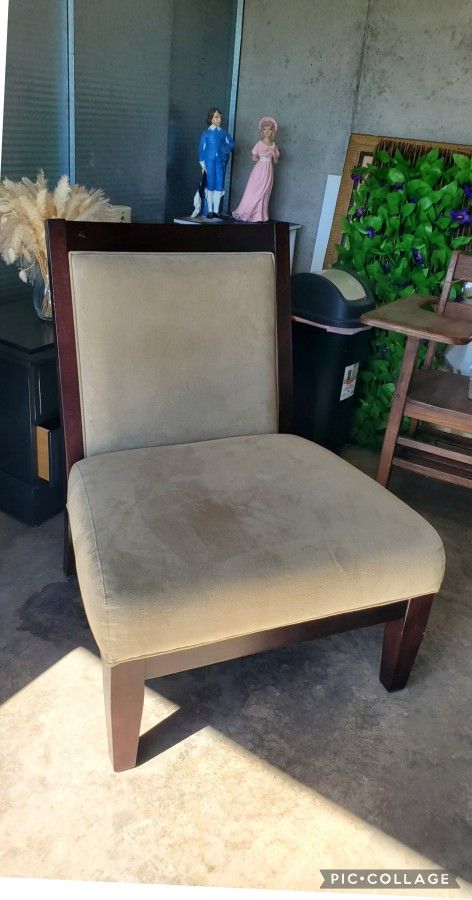 Big Confy Chair  Clean Like New 