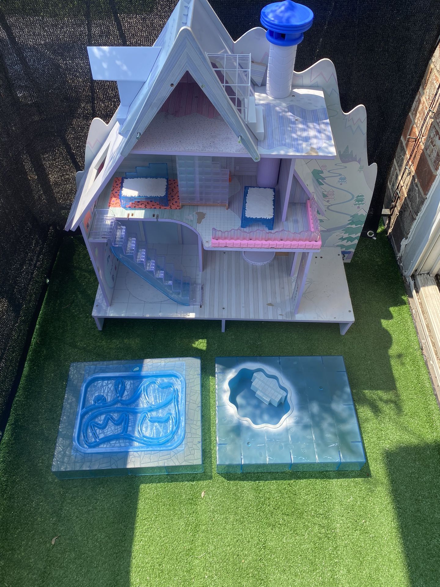 LOL Surprise WINTER DISCO CHALET Doll House