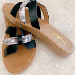 SANDALS IN SIZE 5 