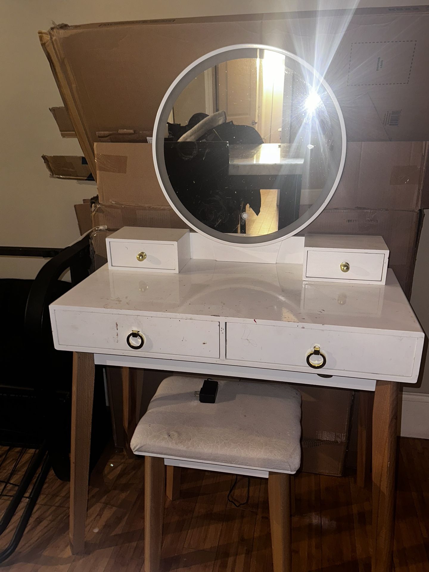 Vanity with 3 setting Light Up Mirror