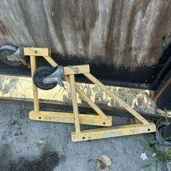 Scaffolding outriggers