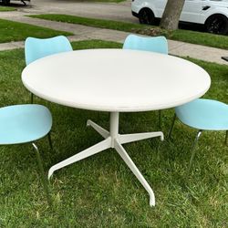 Herman Miller Eames Table - Round 