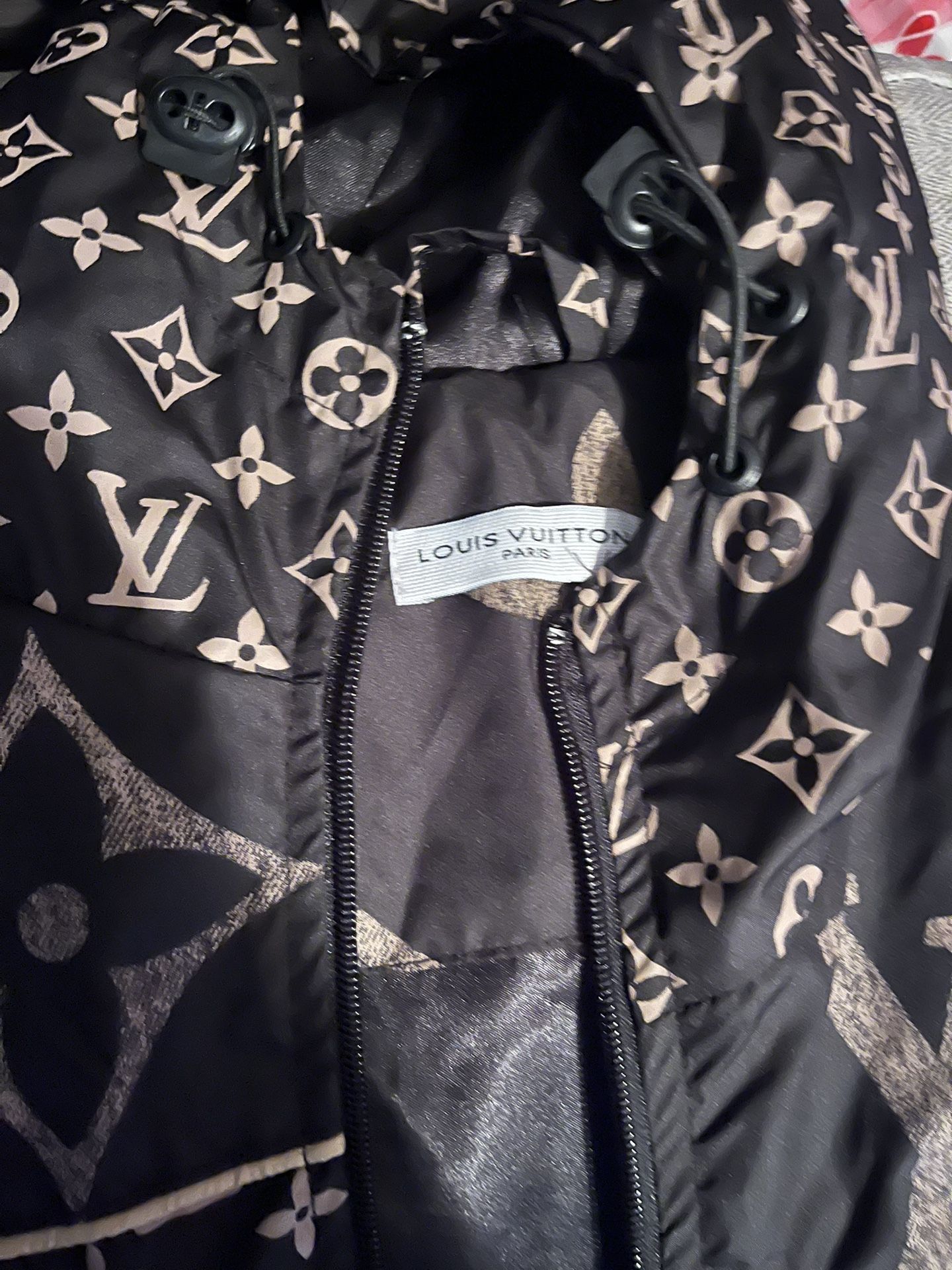 LV windbreaker Serous Offers