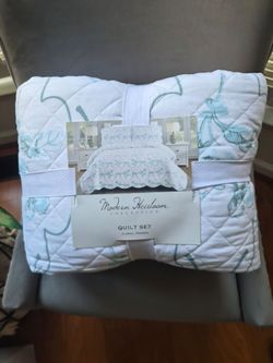 King quilt set with 2 king size shams