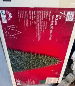 NEW 7.5Ft. CHRISTMAS 🎄 TREE WITH REMOTE CONTROL