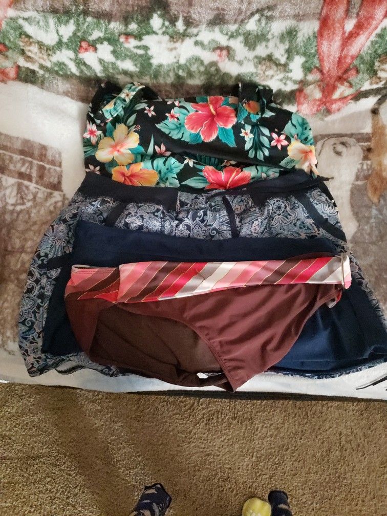 Bathing Suits. 1 Top. 3 Bottoms. XL