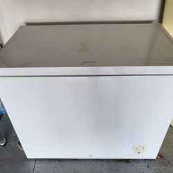Frigidaire white chest deep freezer