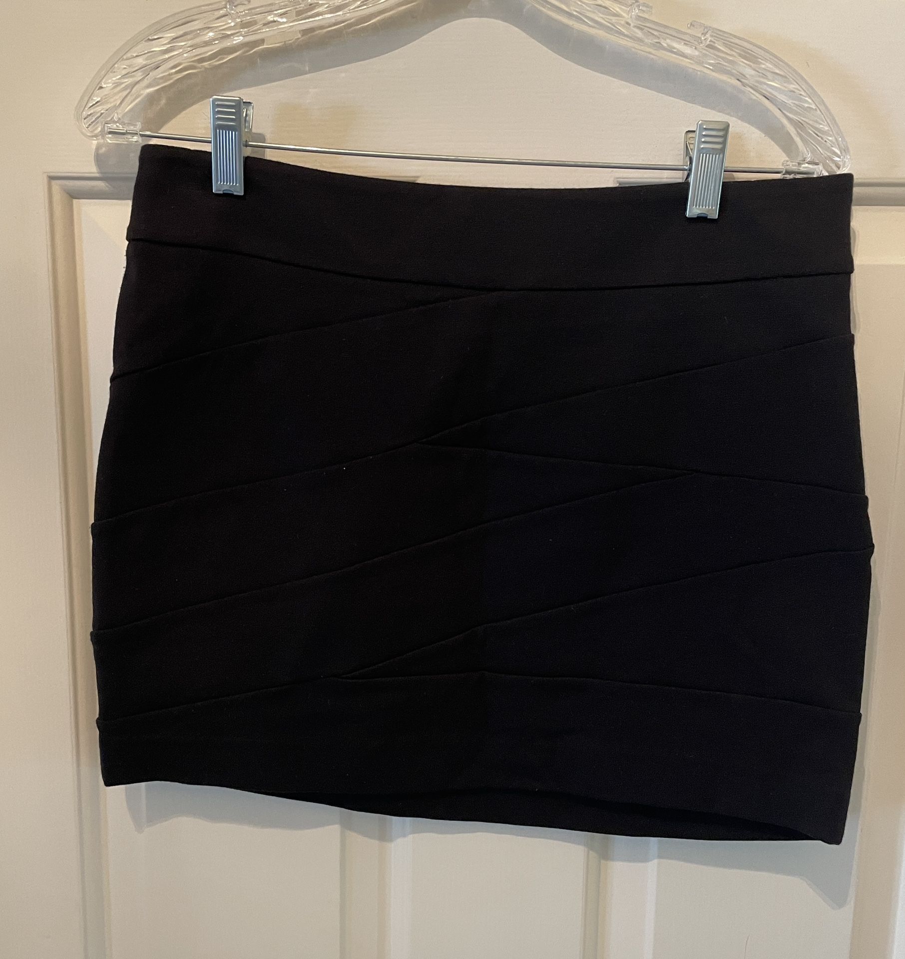 Express Black bandage mini skirt-Ladies size 4- Stretch- 1/2 Zip Side