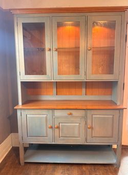 ETHAN ALLEN Beautiful Hutch / Cabinet