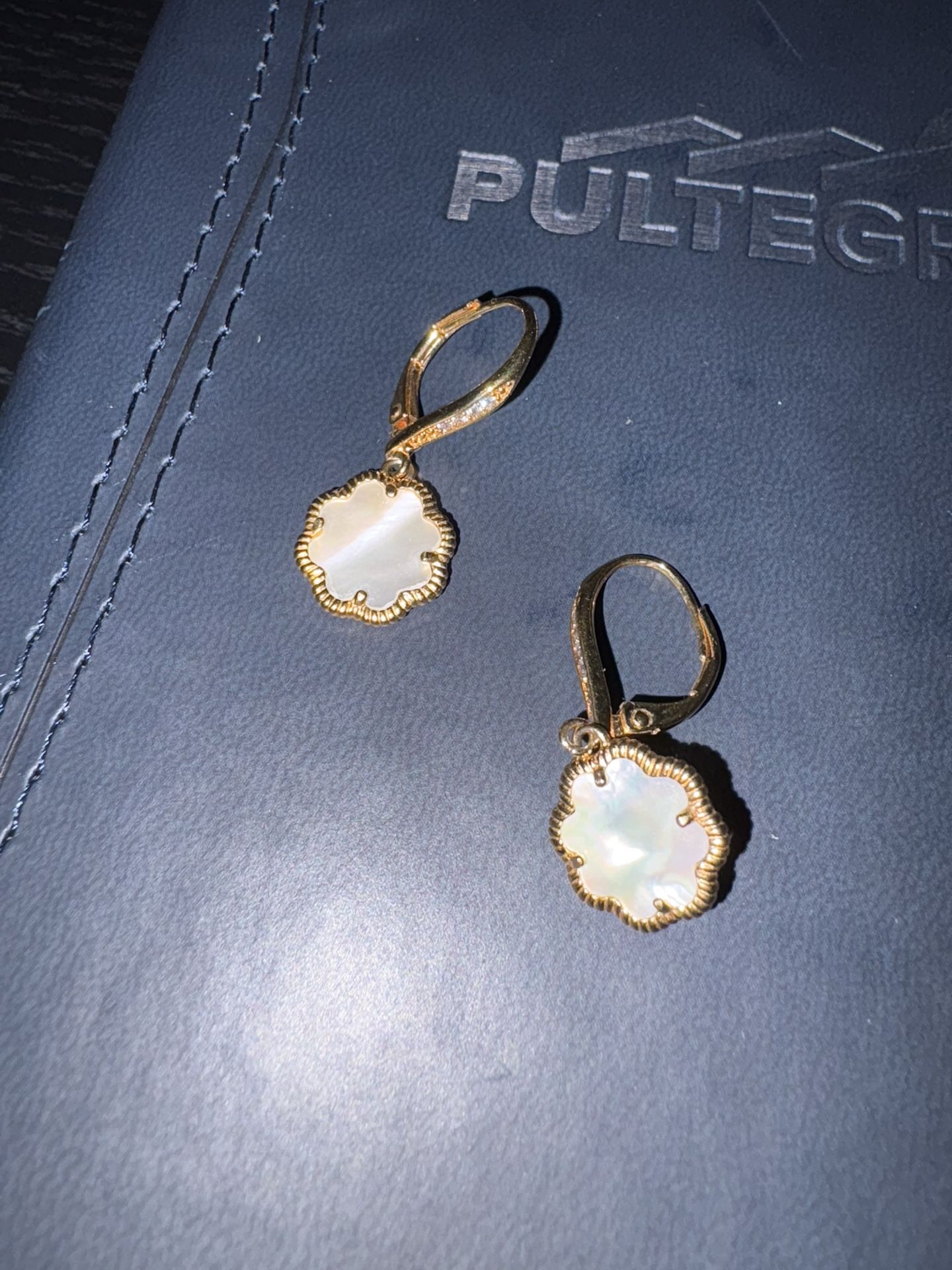 Vintage Alhambra earrings 18K yellow gold, Mother-of-pearl