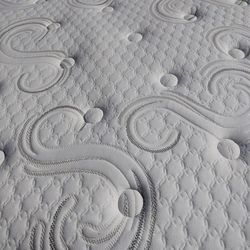 Serta iComfort Quilted Pillow Top Mattress King Size W/ Tags !