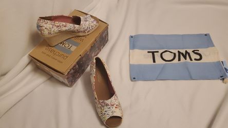 Women's 8.5 TOMS Wedge. BRAND NEW IN BOX!