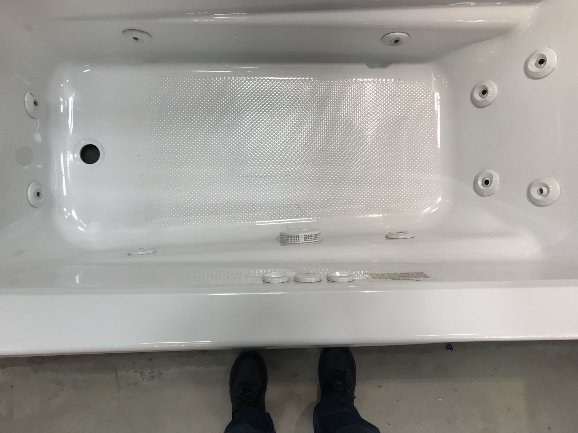 White Jacuzzi tub