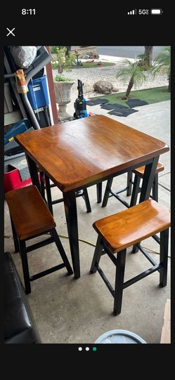 Table And 4 Barstools