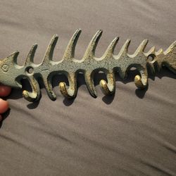 Metal fishbone keyring hanger