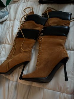 Boots never worn 8.5