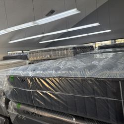 QUEEN SIZE STEARNS & FOSTER ESTATE (FIRM) MATTRESS & BOX SPRING BED SET