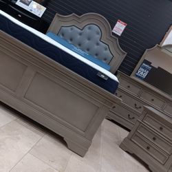 *Weekend Special!!!*---Charming Frisco Queen/King Bedroom Sets---From $899!!!---Delivery And Financing🫶