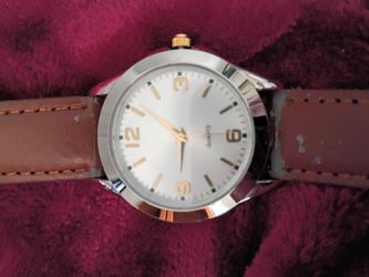 Watch ⌚ men's quartz watch could be worn by woman also needs band and batterie