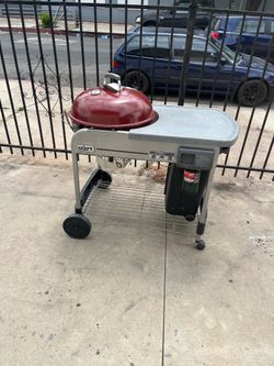 Weber performer deluxe charcoal grill. Asador para usarse con carbón o leña